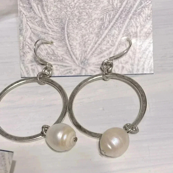 Silver tone hammered hoop dangle drop pearl pierced wire hook earrings - Picture 7 of 10